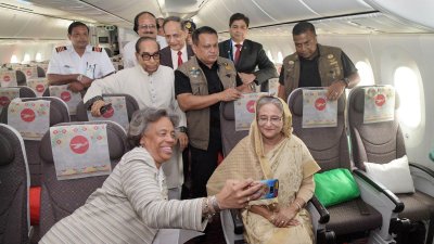 বার্নিকাটের ‘মায়ের দোয়া’ মোবাইলে প্রধানমন্ত্রীর সেলফি