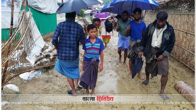 বৃষ্টির পানি জমে স্যঁতসেঁতে রাস্তায় হাটছেন রোহিঙ্গারা