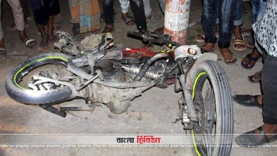 ট্রাকের ধাক্কায় ক্ষতিগ্রস্ত মোটরসাইকেল