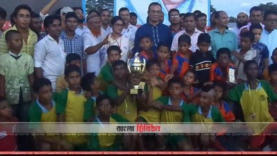বঙ্গবন্ধু গোল্ডকাপ চ্যাম্পিয়নরা ট্রফি হাতে।