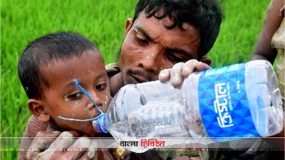 তৃষ্ণার্ত শিশুকে পানি খাওয়াচ্ছেন একজন