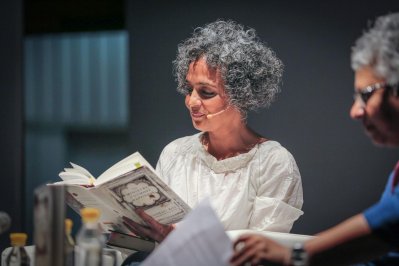 বিরোধীদের ঘায়েল করতে চাইছেন মোদি: অরুন্ধতী রায়