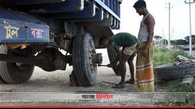 সড়কের কারণে বিকল হয়ে যায় যান