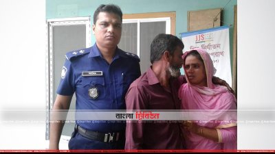 থানায় বাবার সঙ্গে উদ্ধার হওয়া গৃহবধূ সাথী
