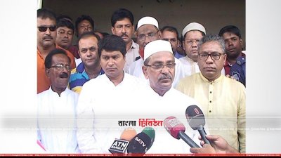 নেতাকর্মী সঙ্গে মত বিনিময় শেষে সাংবাদিকদের প্রশ্নের জবাবে দিচ্ছে মাহবুব উল আলম হানিফ