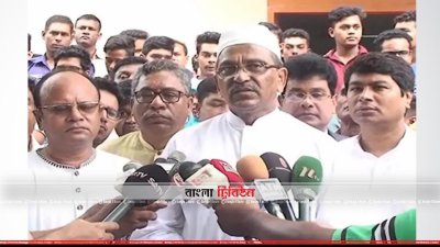 কুষ্টিয়া পৌরসভায় শিক্ষকদের এক সেমিনারে যোগ দেওয়ার আগে সাংবাদিকদের সঙ্গে কথা বলেন আ.লীগের যুগ্ম সাধারণ সম্পাদক মাহবুব উল আলম হানিফ