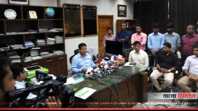 সাংবাদিকদের সঙ্গে কথা বলছেন ইসি সচিব হেলালুদ্দীন আহমেদ