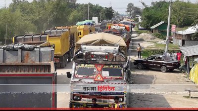 বাংলাবান্ধা স্থলবন্দরে আটকে আছে শত শত পণ্যবাহী যান