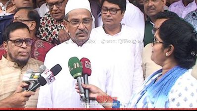 কথা বলছেন মাহবুবউল আলম হানিফ (ছবি- প্রতিনিধি)