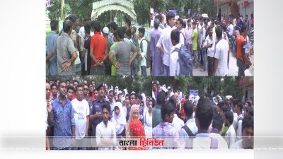 টমটম চাপায় কলেজ ছাত্রীর মৃত্যুতে সহপাঠীদের বিক্ষোভ