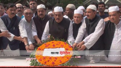 জাতির পিতা বঙ্গবন্ধু শেখ মুজিবুর রহমানের সমাধিতে শ্রদ্ধা জানাচ্ছেন তিন এমপিসহ কক্সবাজার জেলা আওয়ামী লীগের নেতারা