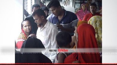 নিহত চাঁদনীদের বাড়িতে এলাকাবাসীর ভিড়