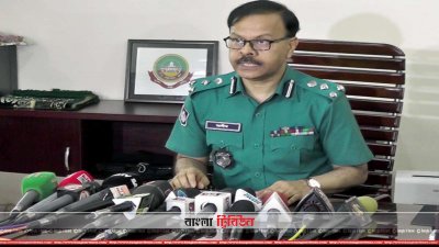 ছবি: সংবাদ সম্মেলনে বক্তব্য রাখছেন পুলিশ কমিশনার আব্দুল আলীম মাহমুদ