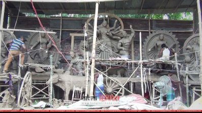 মাটি দিয়ে তৈরি করা হচ্ছে প্রতিমা