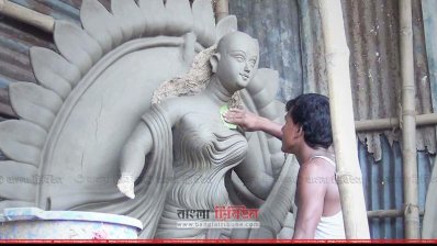হিলিতে চলছে প্রতিমা তৈরির কাজ
