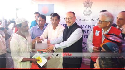 ত্রাণমন্ত্রী মোফাজ্জল হোসেন চৌধুরির হাতে ত্রাণ হস্তান্তর করেন হর্ষ বর্ধন শ্রিংলা