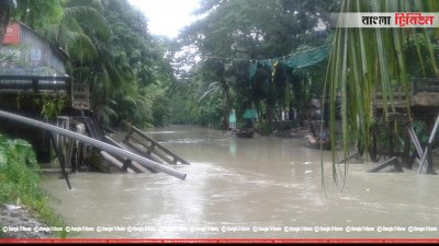 কচুয়াকাঠী খালের ওপর সেতুটি হঠাৎ ভেঙে পড়ে
