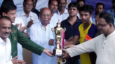 চ্যাম্পিয়ন দলকে পুরস্কার তুলে দিচ্ছেন অতিথিরা