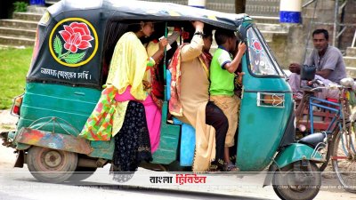 বগুড়া-রংপুর মহাসড়কে একটি সিএনজিচালিত অটোরিকশায় গাদাগাদি করে যাত্রী পরিবহন