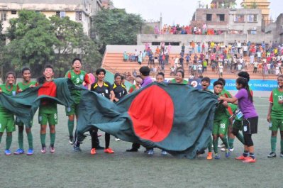 খেলা শেষে জাতীয় পতাকা নিয়ে সাফল্য উদযাপন