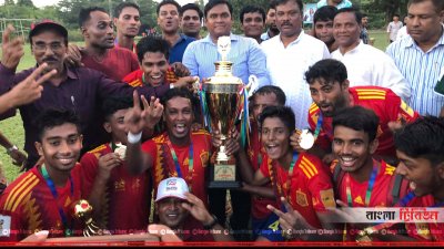 ট্রফি হাতে বিজয়ী দল