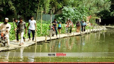 নদী পারাপারে ঝুঁকিপূর্ণ বাঁশের সাঁকো