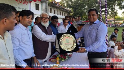 সাভার ইউএনও&rsquo;র হাতে পুরস্কার তুলে দেওয়া হচ্ছে