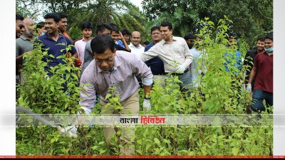 ক্যাম্পাসের আগাছ পরিষ্কারে অংশ নিয়েছেন কুবির উপাচার্য