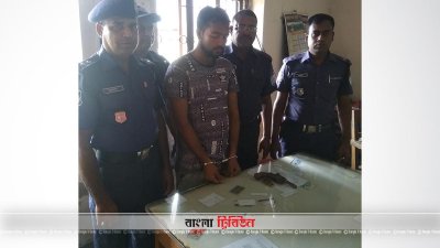 মোংলায় একাধিক মামলার আসামি অস্ত্র ও গুলিসহ আটক