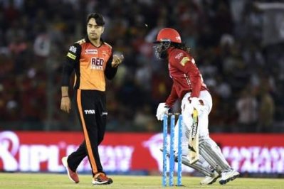 রশিদ খান ও ক্রিস গেইল।