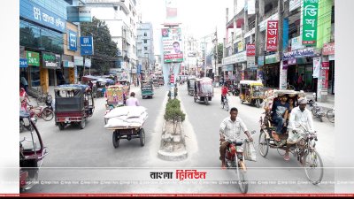 রোদের মধ্যে রংপুর নগরীর চিত্র