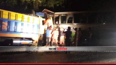 পলাশবাড়ীতে বাস-ট্রাকের মুখোমুখি সংঘর্ষ, উদ্ধারকর্মীদের তৎপরতা 