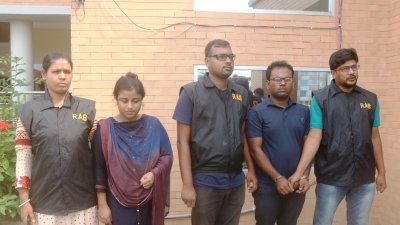 আপত্তিকর ছবির ভয় দেখিয়ে লাখ লাখ টাকা আদায়, দুই প্রতারক গ্রেফতার