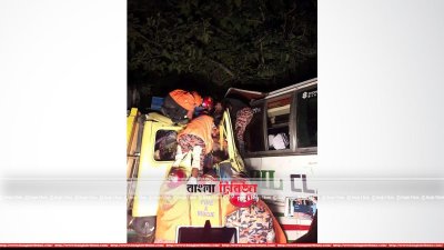 গাইবান্ধার পলাশবাড়ীতে বাস-ট্রাকের মুখোমুখি সংঘর্ষ, উদ্ধারকর্মীদের তৎপরতা 