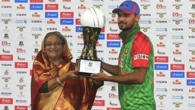 মাশরাফিকে ফোন করেছেন প্রধানমন্ত্রী। ফাইল ছবি।