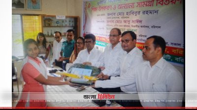 বরিশালে শিক্ষার্থীর হাতে শিক্ষা উপকরণ তুলে দিচ্ছেন দুদকের কর্মকর্তারা