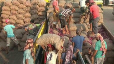 হিলিতে পেঁয়াজ খালাস করা হচ্ছে 
