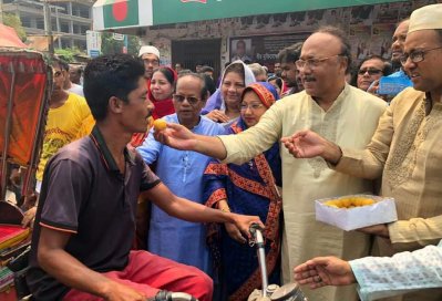 প্রধানমন্ত্রীর জন্মদিন উপলক্ষে মিষ্টি খাওয়াচ্ছেন রাজশাহীর মেয়র