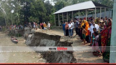 বাঁধে ধস, আতঙ্কে স্থানীয়রা (ছবি- প্রতিনিধি)