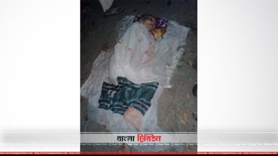 ছেলেরা মাকে রাস্তায় ফেলে রেখে গেছে
