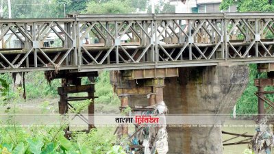বিভিন্ন স্থানে ভেঙে যাওয়া পিলারগুলো কোনও রকম জোরাতালি দিয়ে চালানো হচ্ছে