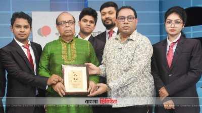 অতিথিদের সঙ্গে দুর্নীতি বিরোধী বিতর্ক প্রতিযোগিতার বিজয়ী দল 