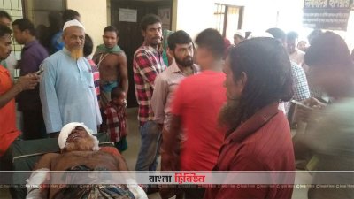 হাসপাতালে আহতদের একজন (মাথায় ব্যান্ডেজ, ট্রলিতে শোয়া)