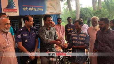 শহিদুল ইসলামের হাতে অটোভ্যান তুলে দেন ইউএনও