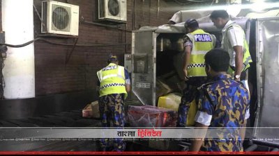 ক্যাজুয়াল শ্রমিকরা কর্মবিরতিতে যাওয়ায় পুলিশ সদস্যরা বাড়তি দায়িত্ব পালন করেন