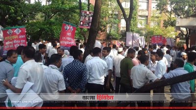 বাংলাদেশ বিমানের অস্থায়ী শ্রমিকরা কর্মবিরতিতে 