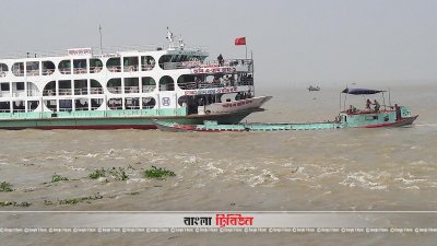  চাঁদপুরের ত্রিনদী মোহনায় লঞ্চ ও বাল্কহেডের এক অপরকে অতিক্রম করার মুহূর্ত