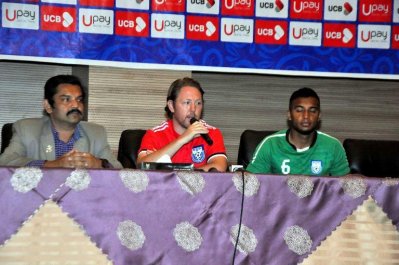 সংবাদ সম্মেলনে কথা বলছেন বাংলাদেশ কোচ জেমি ডে