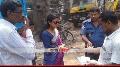 অবৈধ পার্কিংয়ের দায়ে এক গাড়ি চালকের কাছ থেকে জরিমানা আদায় করা হচ্ছে (ছবি- প্রতিনিধি)