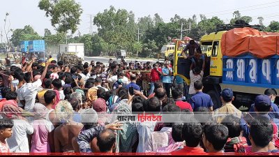 সিরাজগঞ্জে ভুট্টা বোঝাই ট্রাক থেকে লাশ উদ্ধার করছে পুলিশ